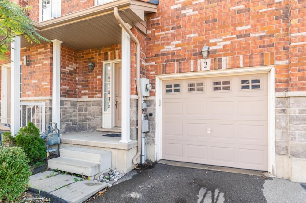 Toronto Vacations - Luxury 3BR 2 5BA Townhome Private HOT TUB GYM BBQ Sauna - Property Image 1