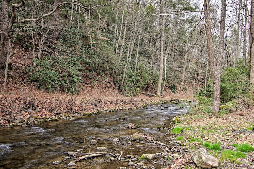 Gatlinburg Cabin: Hot Tub, Deck, Games