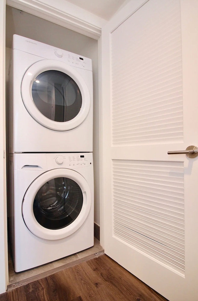 Los Angeles Deluxe Suites - 2 Bedrooms & 2 Bathrooms - Image 5