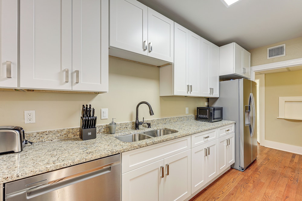 1 Mi to San Antonio Zoo: Olmos Park Apt!