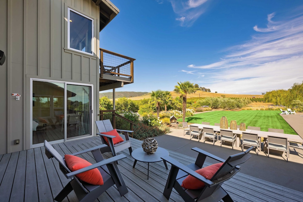 Coplan Vineyards by Avantstay 10-acre Estate w/ Pool, Spa, Bocce & Designer Interiors