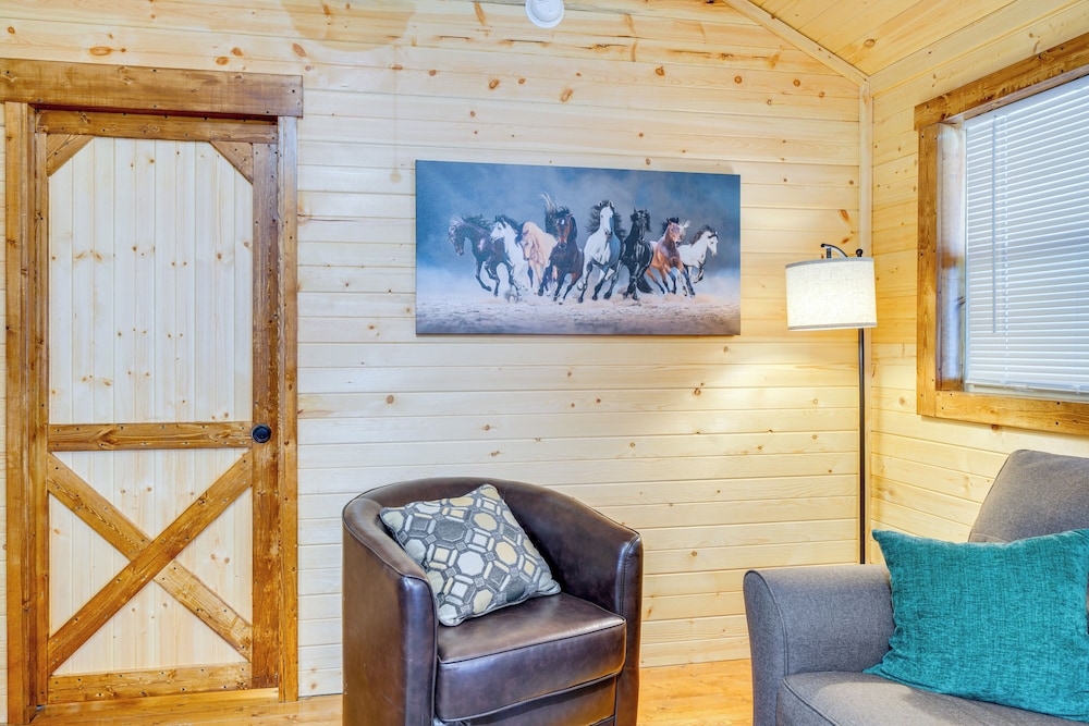 La Grange Cabin on a Racehorse Farm w/ Pond Views!