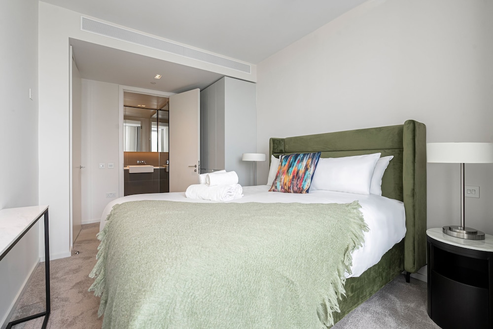 Sensational Two-bedroom Apartment by the River