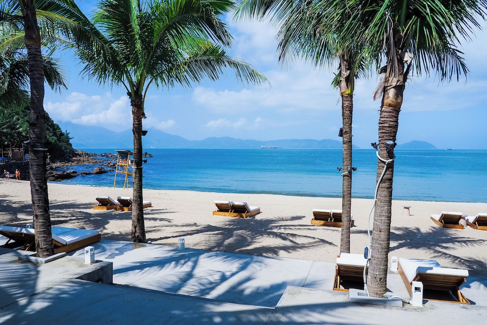 Bounce Beach Hotel & Tien Sa Resort