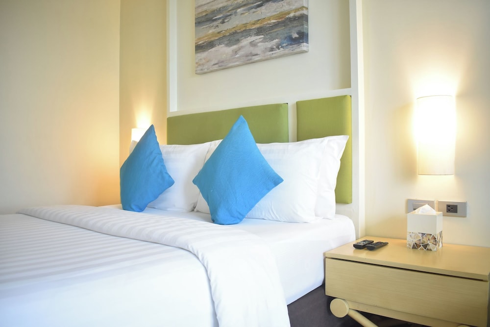 Poolside Escape Near Boracay’s Iconic Keyhole