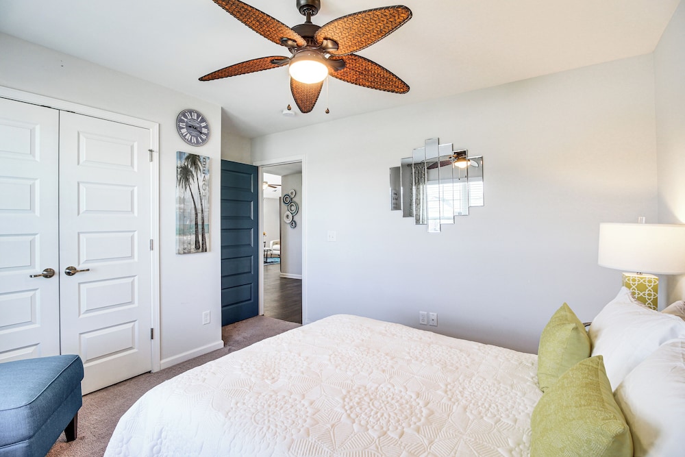 1 Mi to Shopping District: Chic Springfield Home