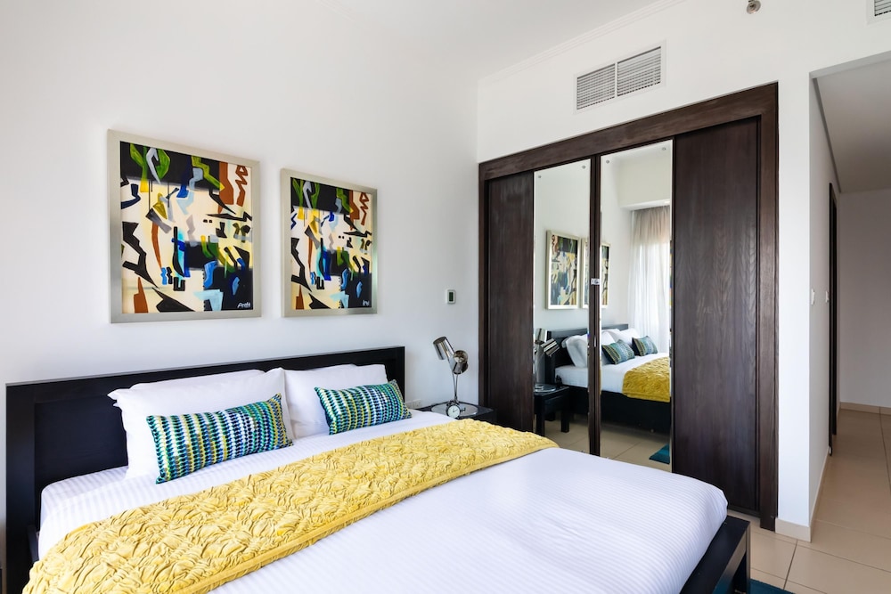 Big Bright Luxury Marina View Apt Near Beach