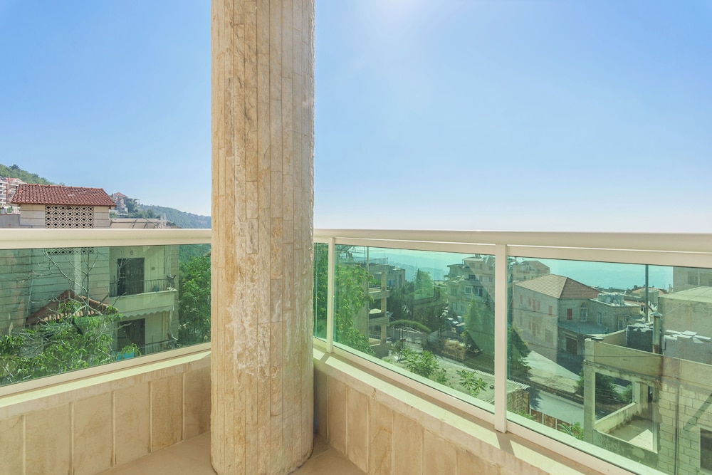 Glint 3-Bedroom Apartment & Balcony in Aley