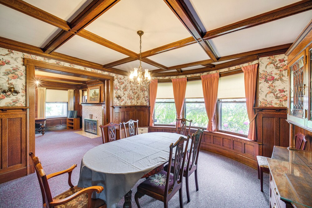 2 Mi to Lake Erie: Spacious Retreat Near Cafes!