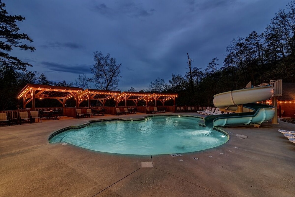 Sundance - 2 Bedrooms, 2 Baths, Sleeps 8 Home by RedAwning