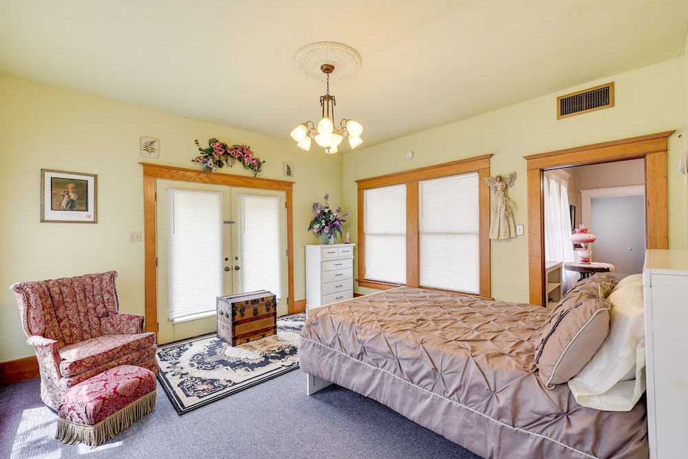 Paris Vacations - Paris Vacation Rental  15 Mi to Mount Magazine! - Property Image 9