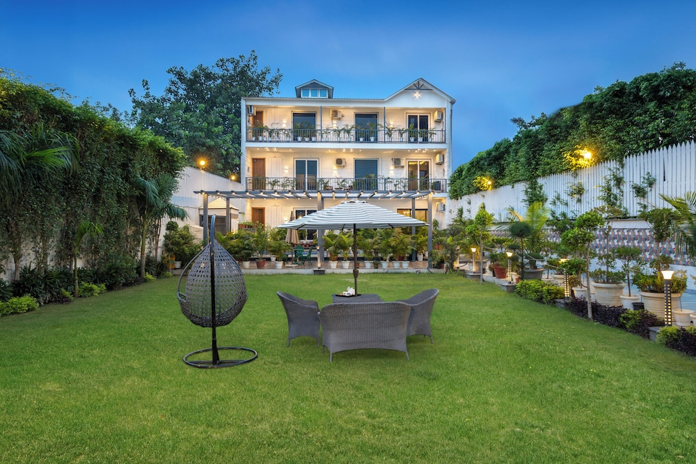 Versace Farms 5 BHK With Pvt Pool