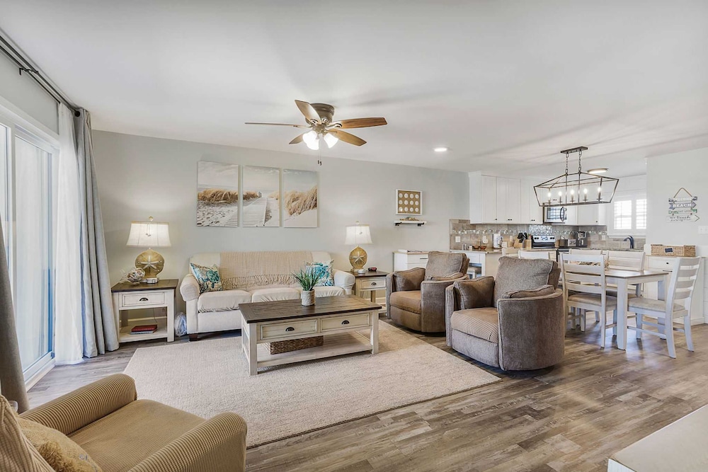 Lagoon Landing 202- Beautifully Decorated Condo With Balcony Pool Steps to Beach Lagoon