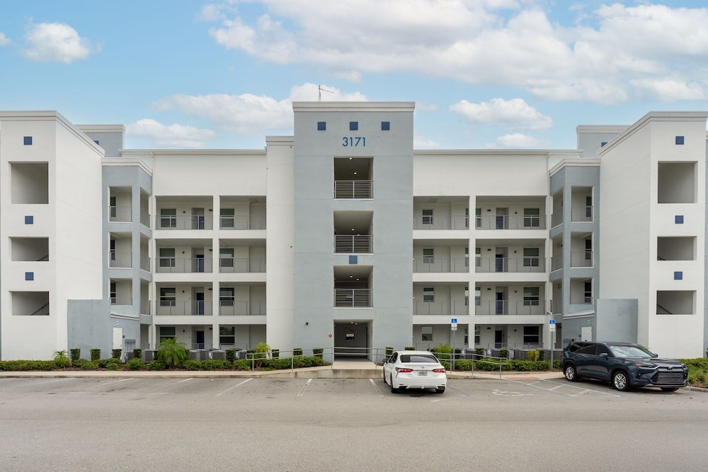 Elegant 2BR in Storey Lake Top Location