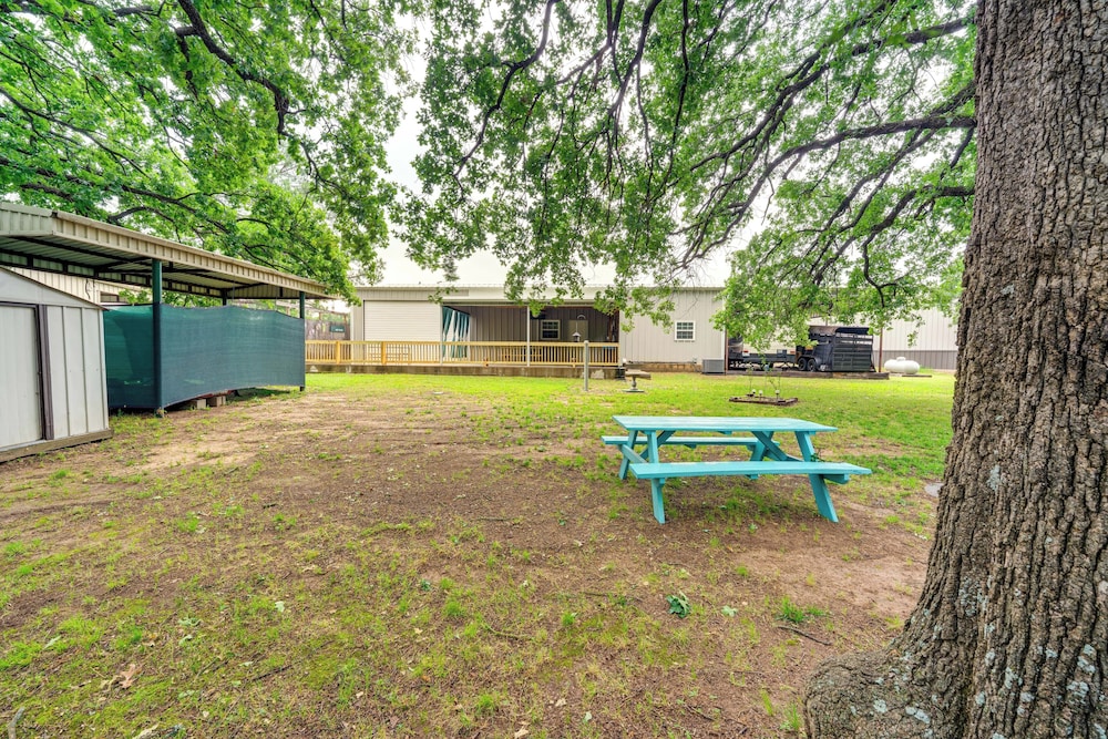 1 Mi to Lake Texoma Access: Home w/ Deck