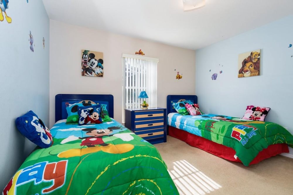 Relaxing Oak Island Pool Villa Close to Disney