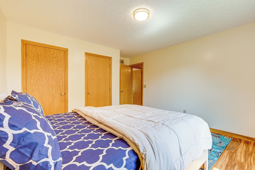 Families Welcome: Lake-view Home, 2 Mi to Gahanna!