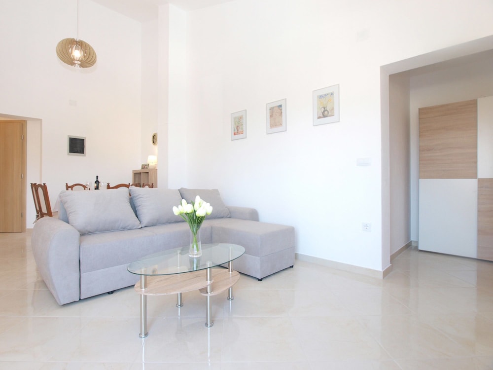 Apartment 1611