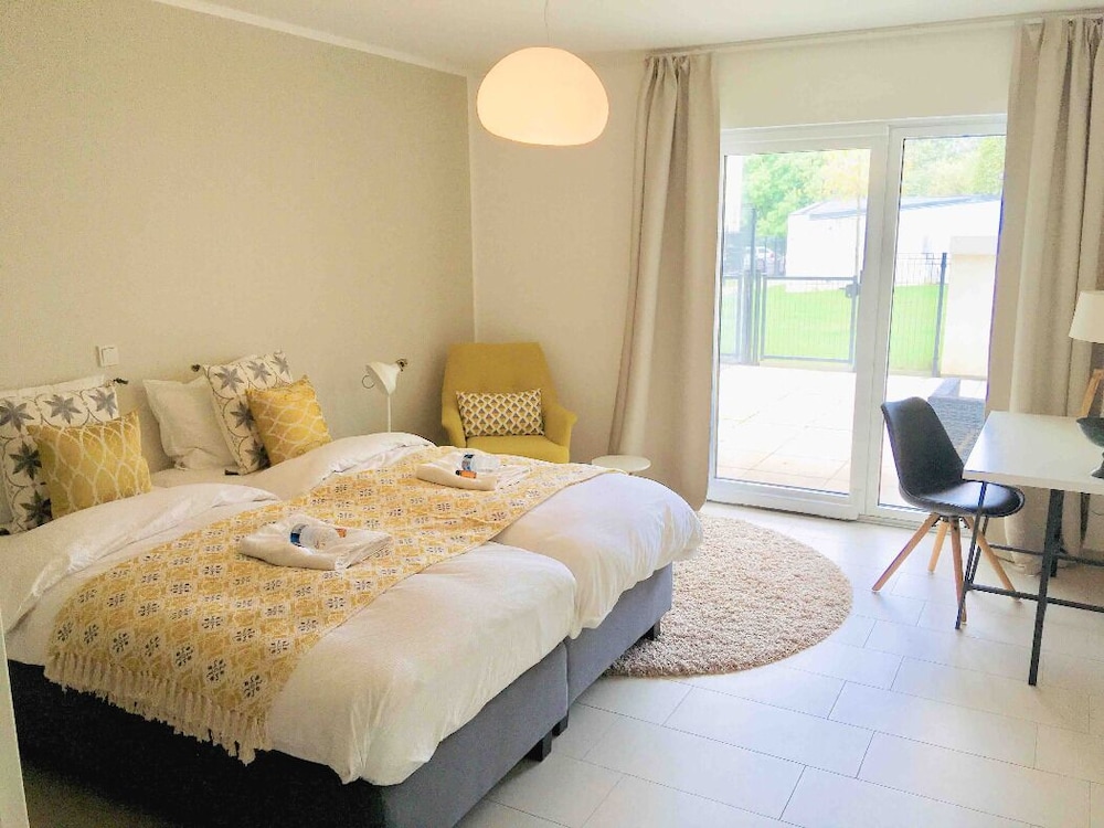 Large Retro Chic Flat 100m2 in City Center - Parking view 3
