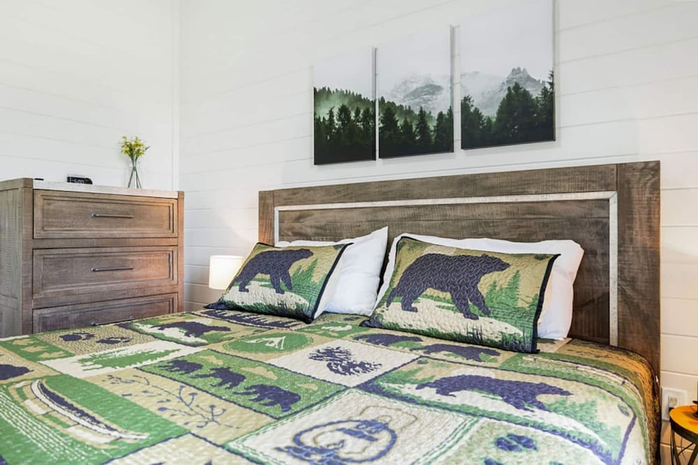 Luxury Cabin Lake Views EV Charger Game Room