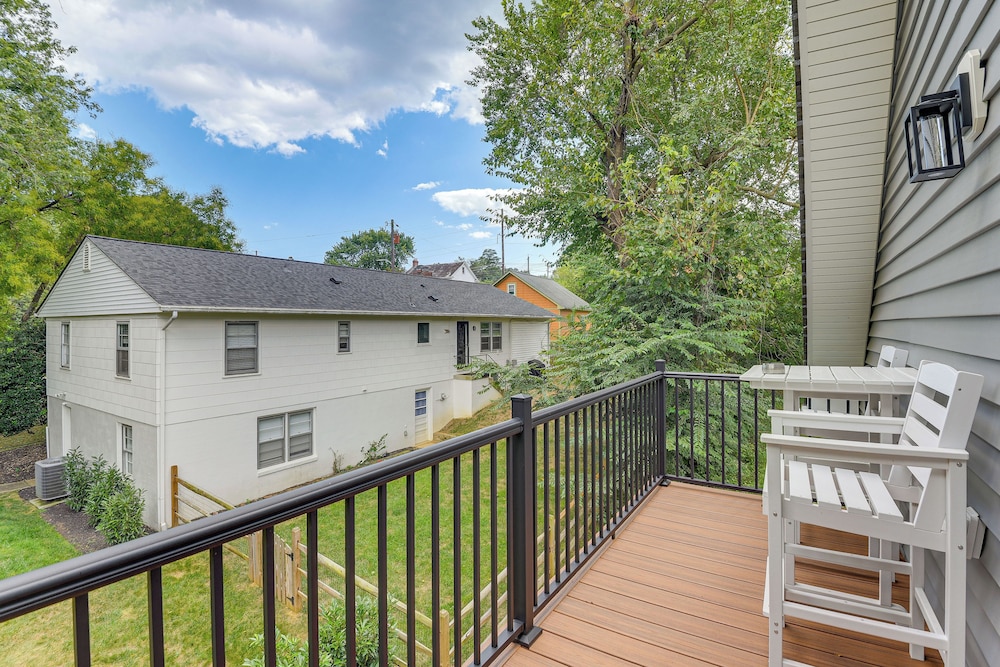1 Block to Usna Stadium: Modern Annapolis Home!