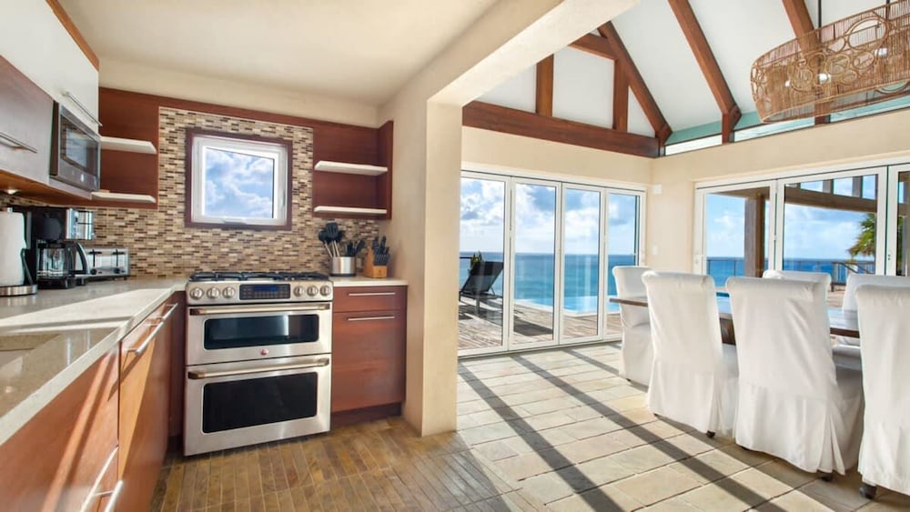 6 BR Villa On Crocus Bay With Pool Concierge - Image 4