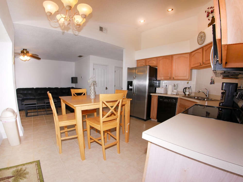 Large Pool With Jacuzzi, Near the Disney Attractions!! view 4