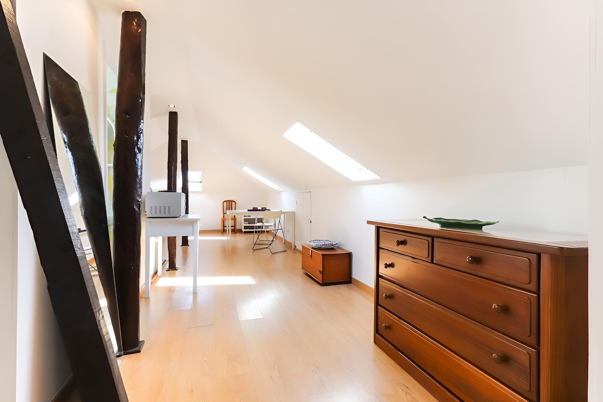 Sunny Attict Loft by Homing view 5