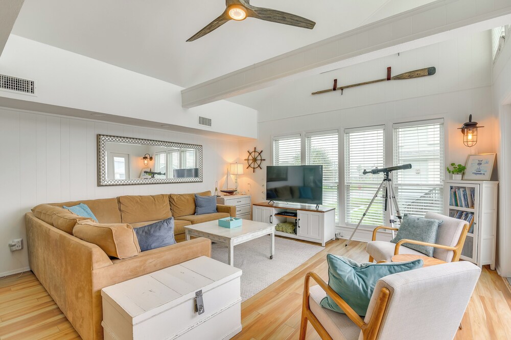 1 Block to Beach: Family Retreat in Galveston!