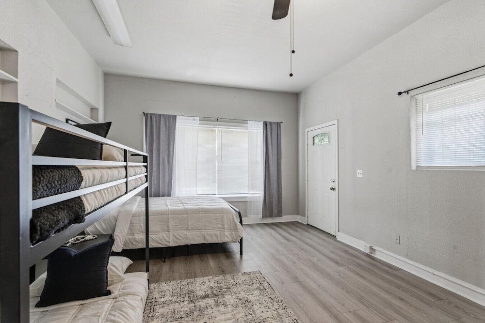 Bright 2BR Duplex Mins to Downtown San Antonio