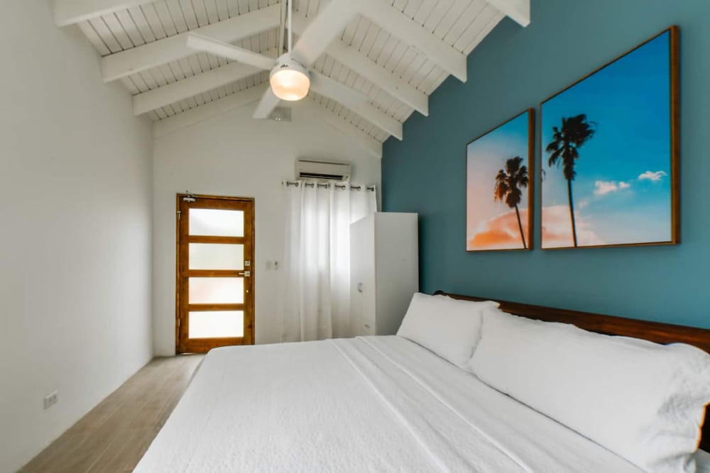 Blue Makini Villa in Noord