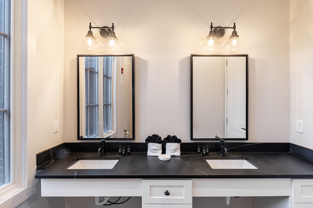 The Magnolia 1 by Avantstay Minutes to Downtown