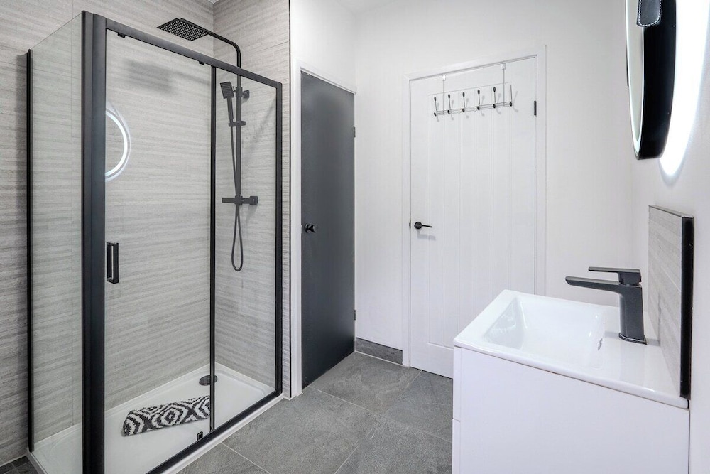 Stadium View 5-bed Retreat + Parking