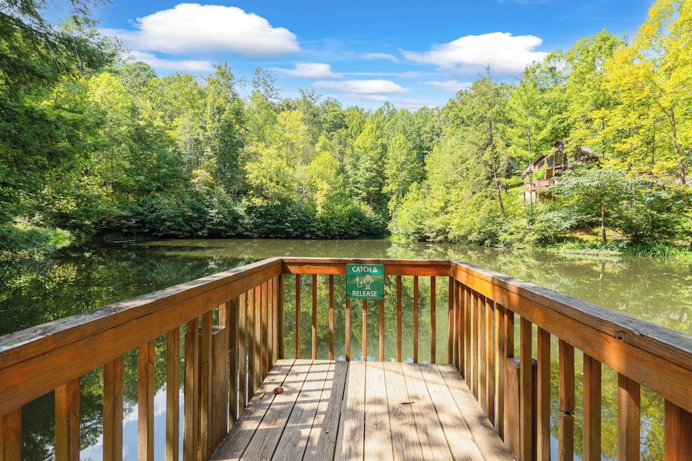 Lakeside Cabin w/ Hot Tub, Fireplace Near Dollywood & Trails Smoky Shores Retreat by Avantstay