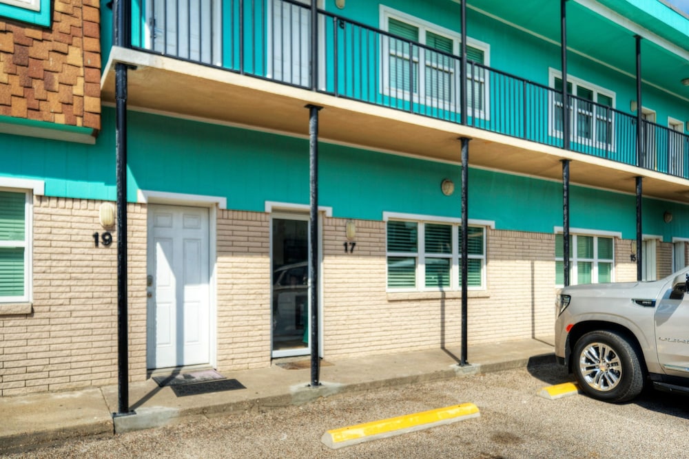 2 Units Beachfront Complex w Pool Pickleball Beach Bliss Bleach Bungalow