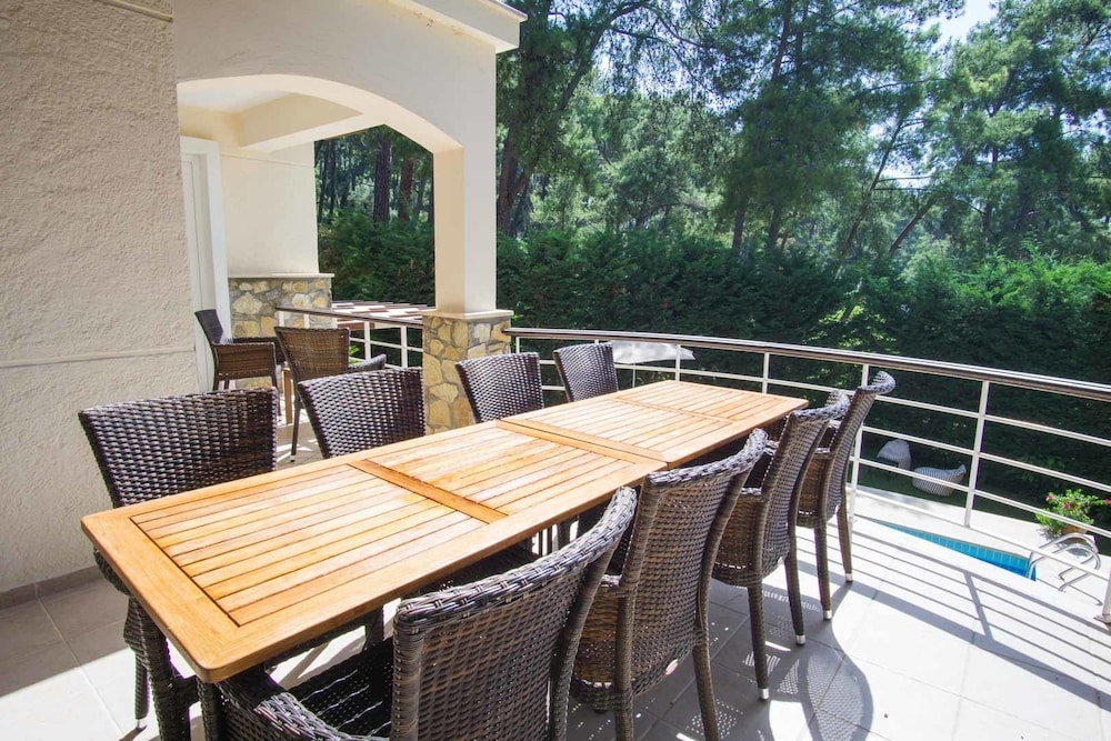 Larmos Villa