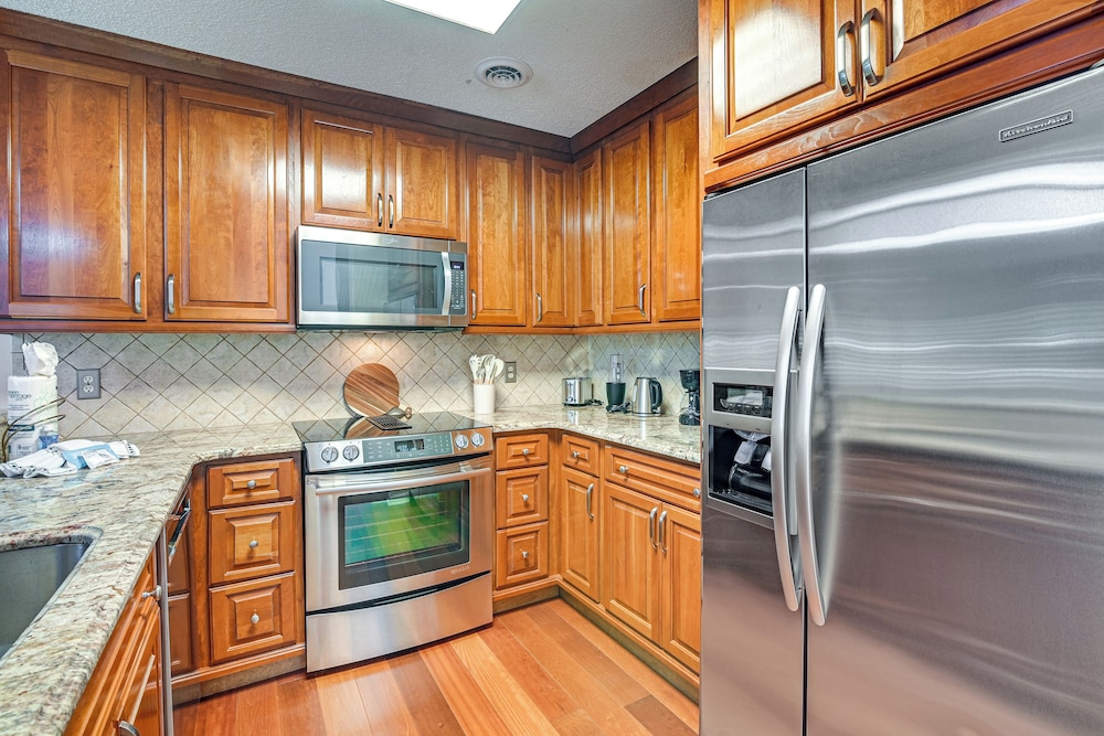 Steps to Sand: Walkable Condo in Myrtle Beach!
