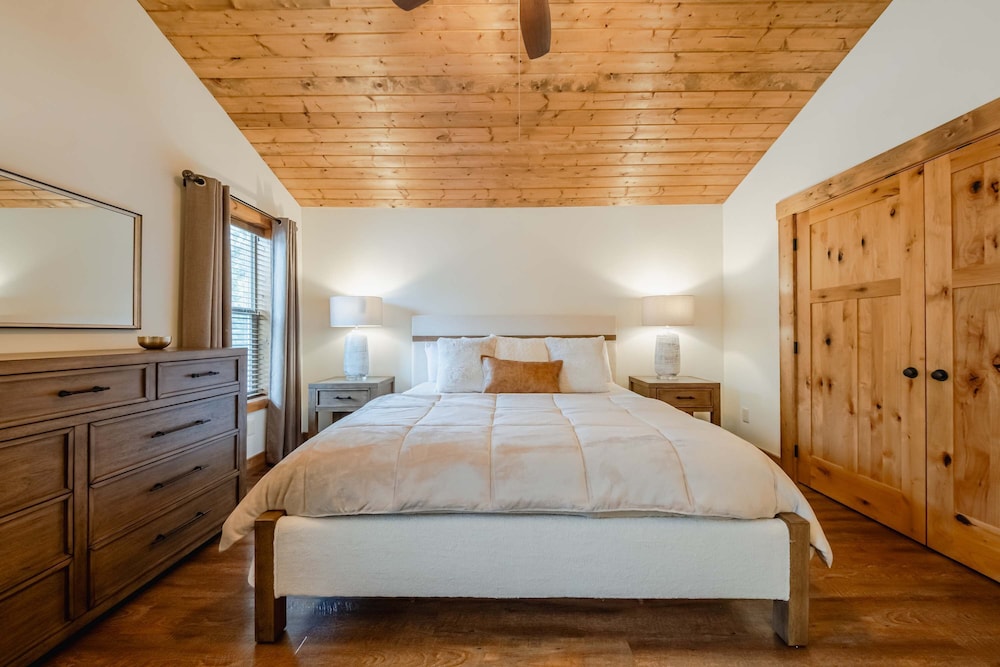 Flathead River Retreat For 15!