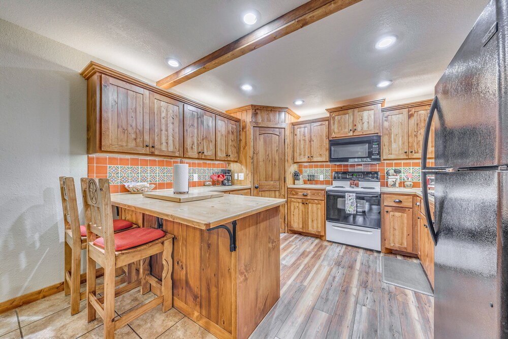Ruidoso Condo w/ Hot Tub: Long Walk to Midtown! view 5