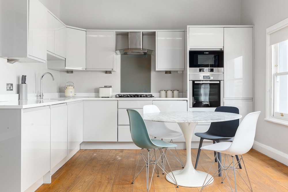Radiant 2 Bed Flat near Portobello