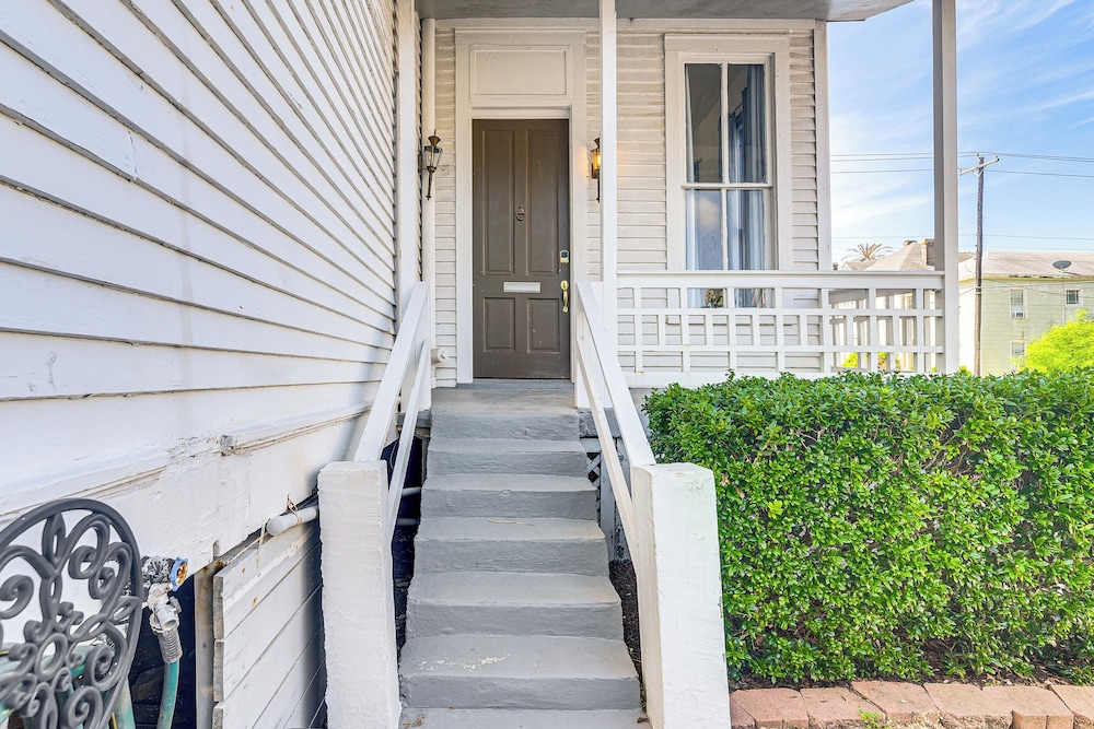 Golden-age Galveston Getaway - Walk to The Strand!