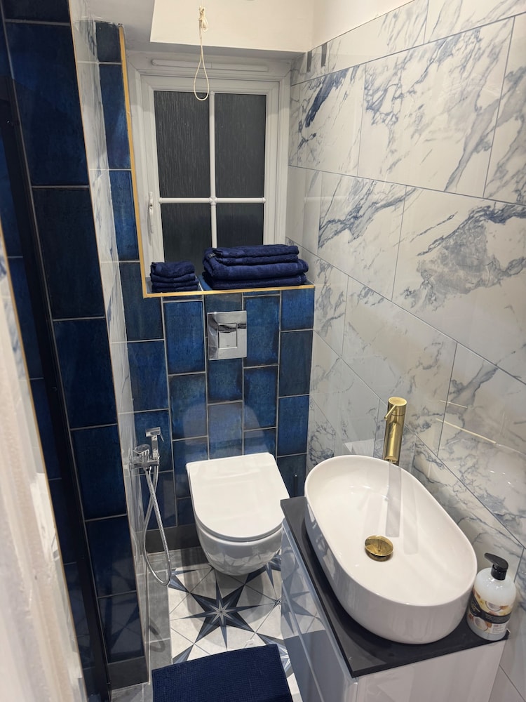Gloucester - Apartment - Sleeps 2 - Parking - 97ws