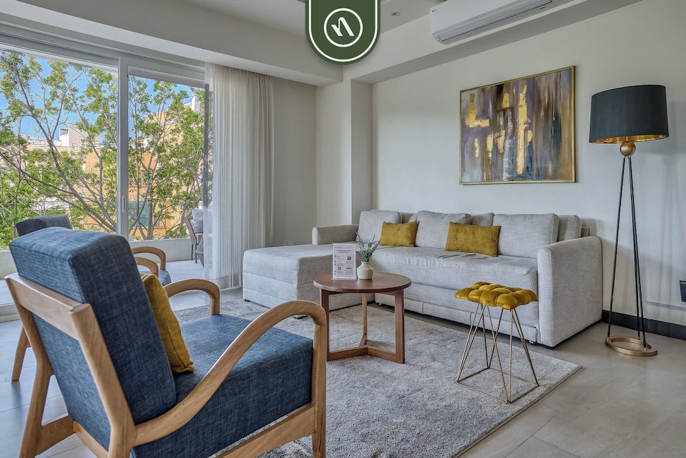 Luxury 2 BR Condo Near Golf Courses and Marina