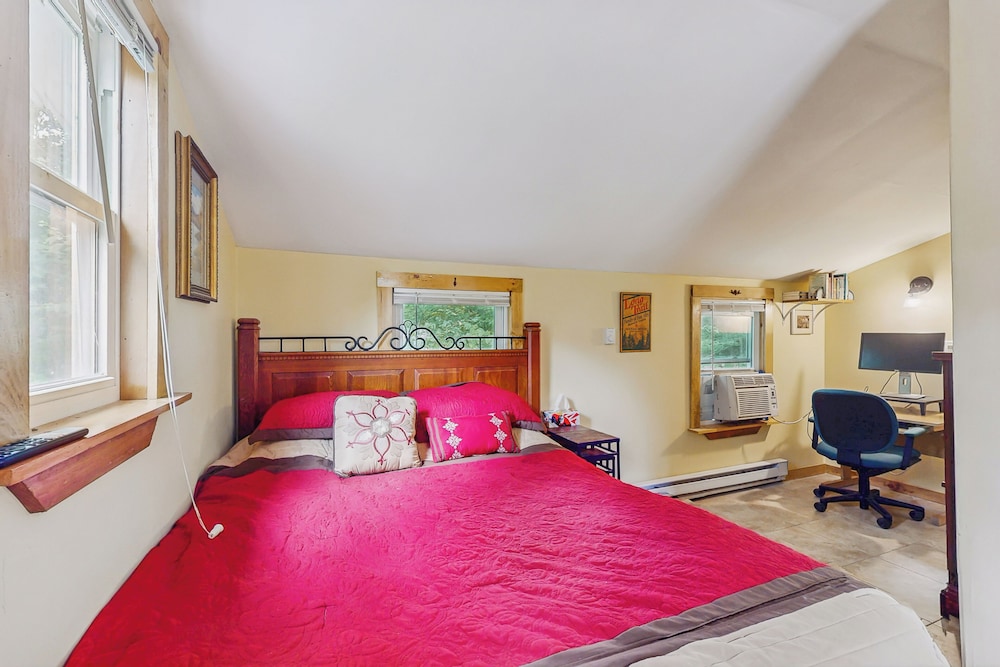1 BR Tiny House, Window AC, Bbq, Fire Pit, W & D