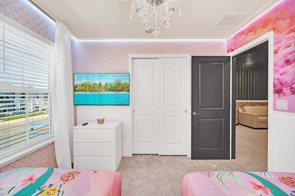 Luxury Home With Splash Pool 5 Bed Townhome! 5 Bedroom Townhouse