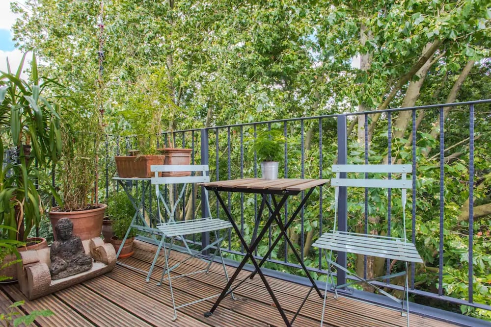 Cosy 2 Bedroom Apartment With Great Outdoor Balcony