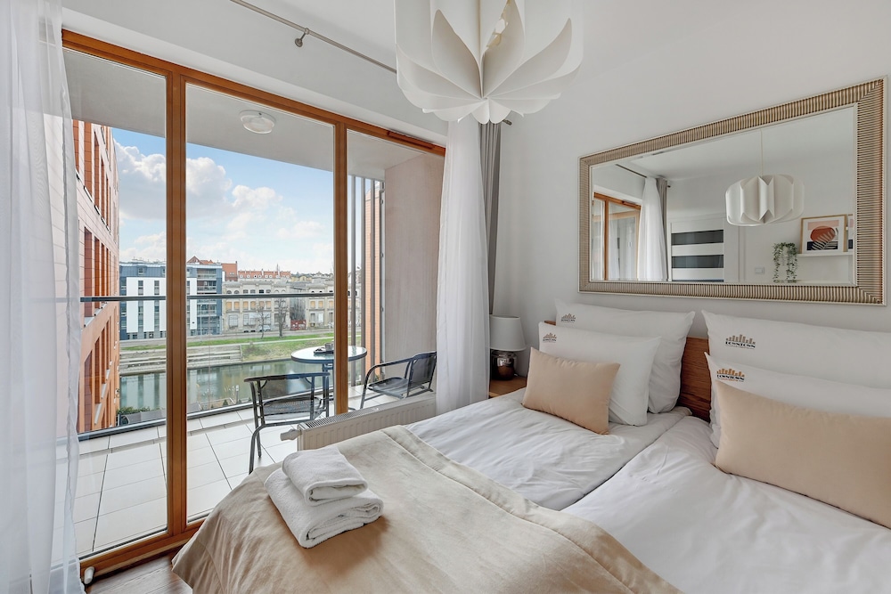 Aura - Riverside & Parking by Downtown Apartments