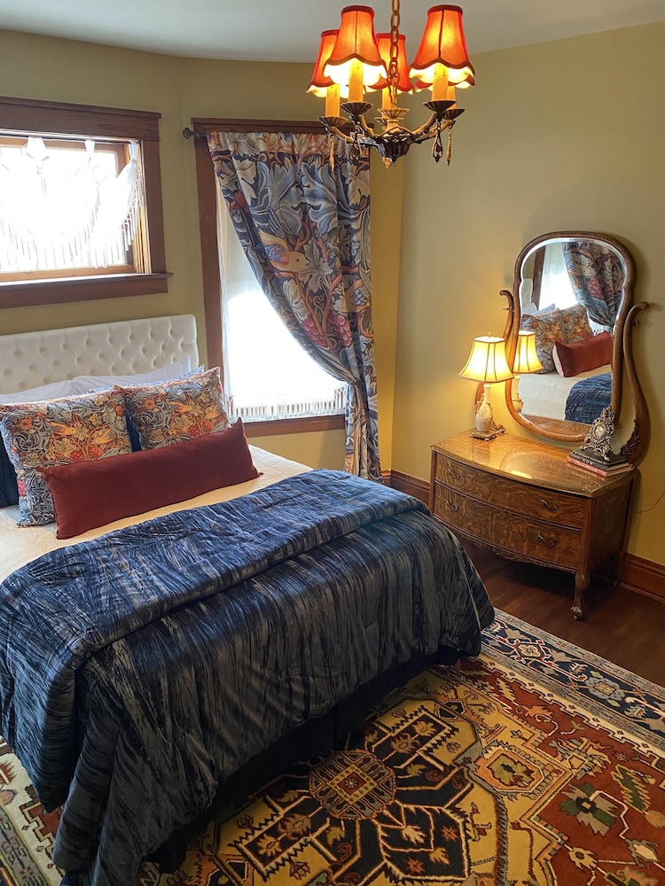 Vineyard Mansion & Carriage House Bed & Breakfast
