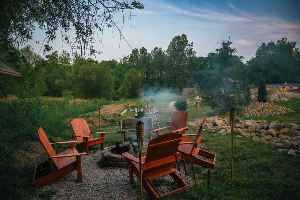 Treehouse Hot tub on 60 Acre Farm Near Downtown