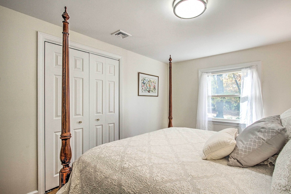 20 Mi to Philly: Inviting Home w/ Yard in Wayne! view 5